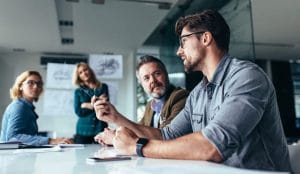 Foto de pessoas apertando as mãos, representando como empreender em cambé