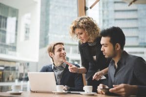 foto de três pessoas conversando sobre negócios, representando como empreender em limeira