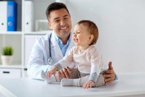 foto de um médico com bebê, representando a dúvida se medico pode ser mei