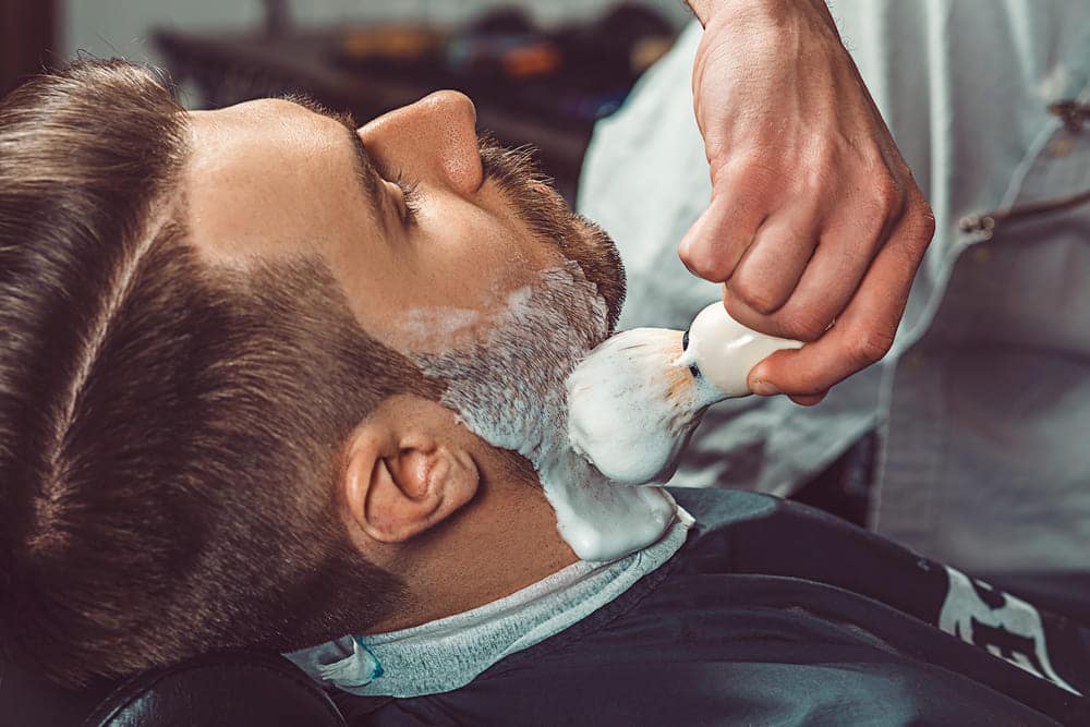 foto de um homem recebendo serviço de um mei barbeiro