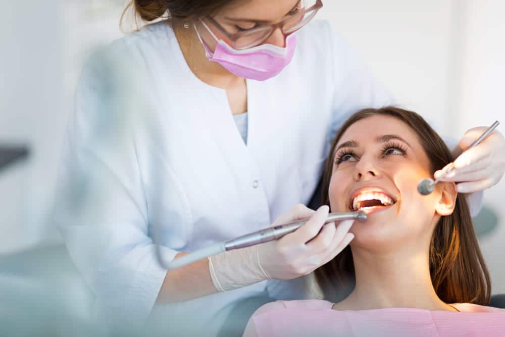 foto de uma paciente sendo atendida por dentista